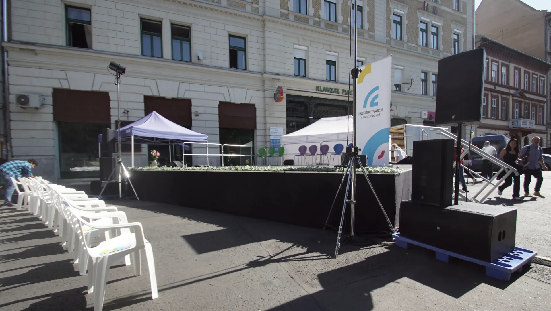 Tomkostage TS3 6x4 mobilszínpad  | 60cm-100cm láb | szoknya | oldalra és sarokra korlát |  1x háromfokos önszintező lépcső és 1x lépcsőkorlát