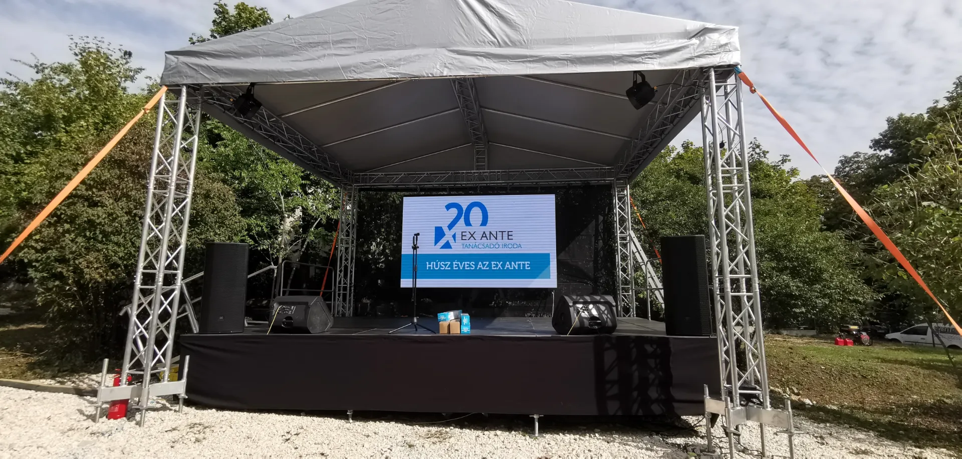 Tomkostage TS3 8x6 mobilszínpad  | 60cm-100cm láb | szoknya | oldalra és sarokra korlát |  1x háromfokos önszintező lépcső és 1x lépcsőkorlát