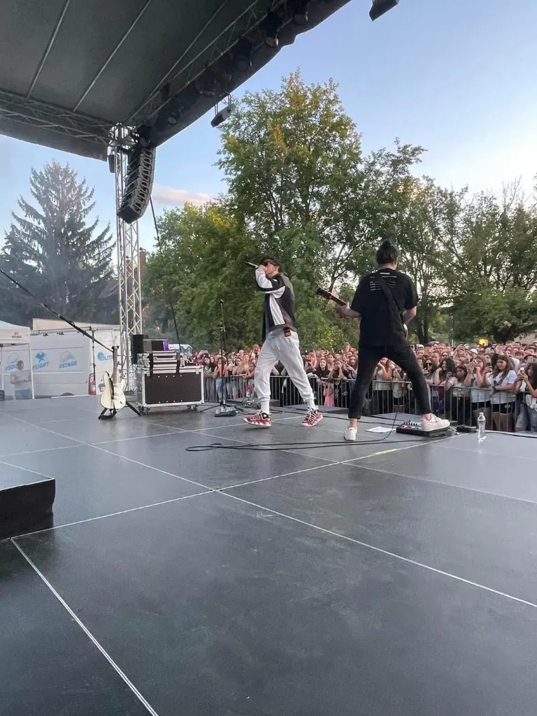 Tomkostage TS3 10x8 mobilszínpad  | 100cm-140cm láb | szoknya | oldalra és sarokra korlát |  1x négyfokos önszintező lépcső és 2x lépcsőkorlát | szállítókocsi és hordláda