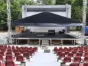 Tomkostage TS3 12x10 mobilszínpad | 100cm-140cm láb | szoknya | oldalra és sarokra korlát |  2x négyfokos önszintező lépcső és 4x lépcsőkorlát | szállítókocsi és hordláda